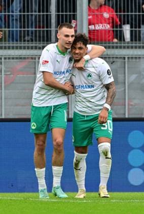 28 04 2024 Soccer Season 2023 2024 2 Soccer Bundesliga 31 Matchday SV Wehen Wiesbaden SVWW SpVgg Greuther Fürth Kleeblatt Sportfoto Zink MeZi xmexzix DFL regulations prohibit any use of photographs as image sequences and or quasi video only for editorial use Torjubel Jubel nach Treffer Torschuß zum 2 2 durch Armindo Sieb 30, SpVgg Greuther Fürth mit Tim Lemperle 19, SpVgg Greuther Fürth