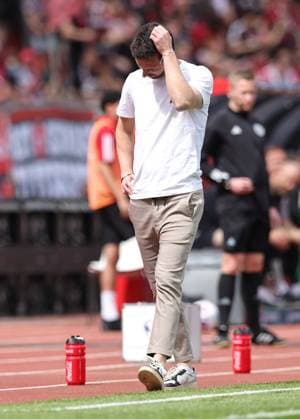 28 04 2024 Soccer Season 2023 2024 2 Soccer Bundesliga 31 Matchday 1 FC Nürnberg FCN Club Karlsruher SC KSC Sportfoto Zink DaMa xdaxmax DFL regulations prohibit any use of photographs as image sequences and or quasi video only for editorial use Christian Eichner Trainer Karlsruher SC KSC nachdenklich