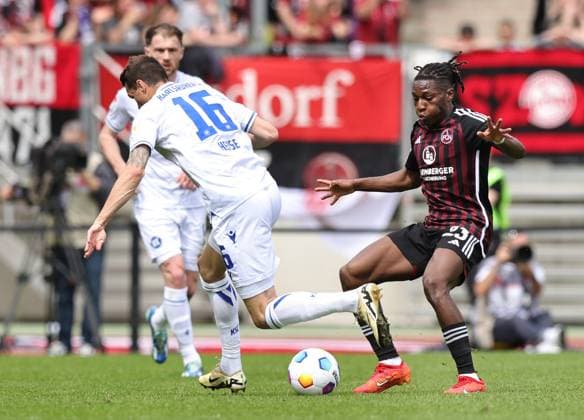 28 04 2024 Soccer Season 2023 2024 2 Soccer Bundesliga 31 Matchday 1 FC Nürnberg FCN Club Karlsruher SC KSC Sportfoto Zink DaMa xdaxmax DFL regulations prohibit any use of photographs as image sequences and or quasi video only for editorial use Philip Heise 16, Karlsruher SC KSC Joseph Hungbo 23, 1 FC Nürnberg FCN