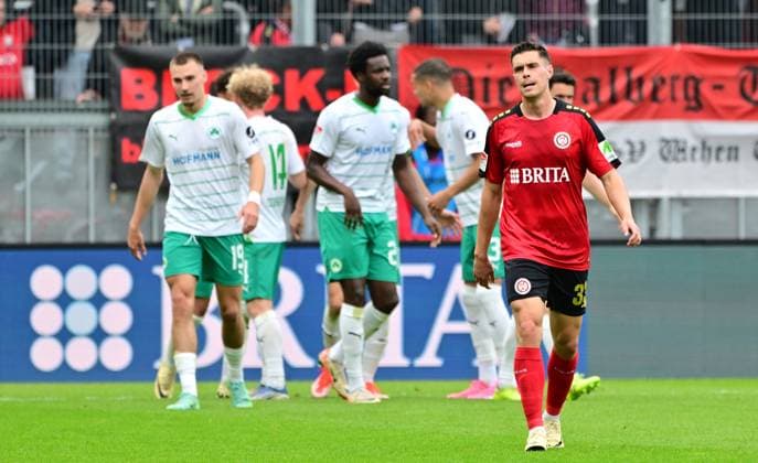 28 04 2024 Soccer Season 2023 2024 2 Soccer Bundesliga 31 Matchday SV Wehen Wiesbaden SVWW SpVgg Greuther Fürth Kleeblatt Sportfoto Zink MeZi xmexzix DFL regulations prohibit any use of photographs as image sequences and or quasi video only for editorial use John Iredale 33, SV Wehen 1926 Wiesbaden SVWW disappointed Disappointment after conceding goal to 2 2