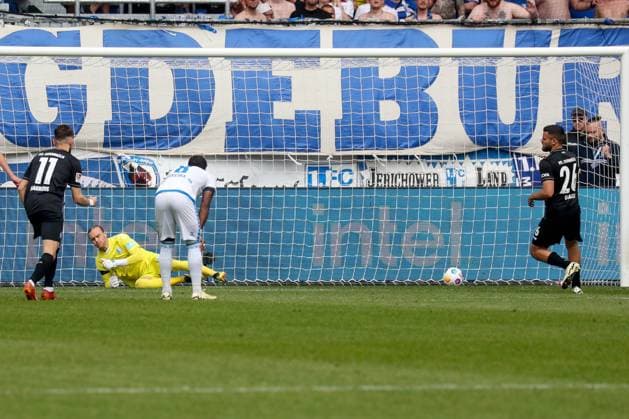 28 04 2024, xgox, Fussball 2 Bundesliga, 1 FC Magdeburg VfL Osnabrueck emspor, v l Dave Gnaase Osnabrueck, 26 scores from penalty kick to 1 1 DFL DFB REGULATIONS PROHIBIT ANY USE OF PHOTOGRAPHS as IMAGE SEQUENCES and or QUASI VIDEO Magdeburg