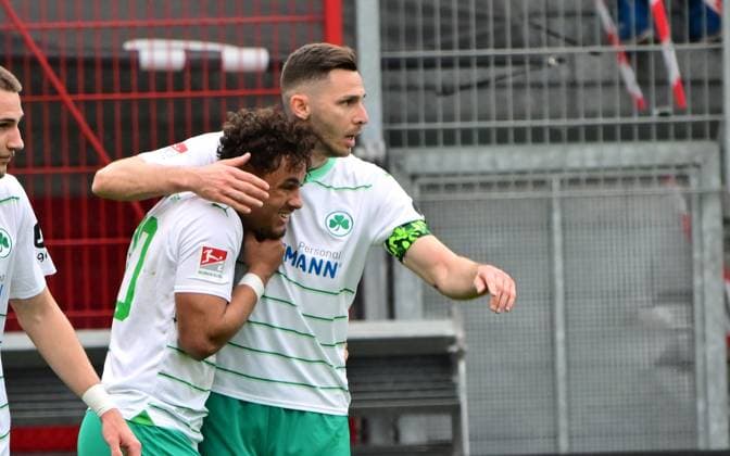 28 04 2024 Soccer Season 2023 2024 2 Soccer Bundesliga 31 Matchday SV Wehen Wiesbaden SVWW SpVgg Greuther Fürth Kleeblatt Sportfoto Zink MeZi xmexzix DFL regulations prohibit any use of photographs as image sequences and or quasi video only for editorial use Torjubel Jubel nach Treffer Torschuß zum 2 3 durch Armindo Sieb 30, SpVgg Greuther Fürth mit Branimir Hrgota 10 SpVgg Greuther Fürth