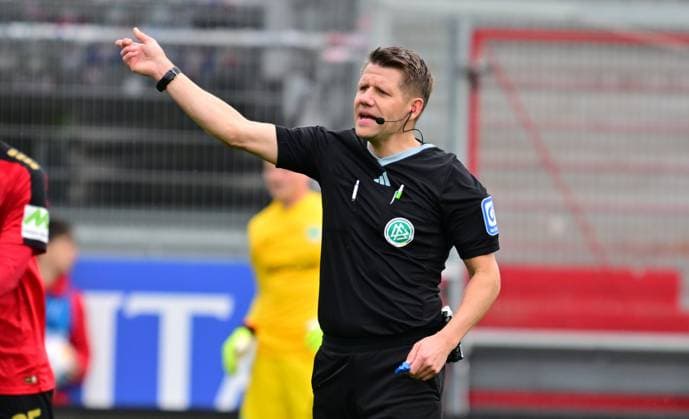 28 04 2024 Soccer Season 2023 2024 2 Soccer Bundesliga 31 Matchday SV Wehen Wiesbaden SVWW SpVgg Greuther Fürth Kleeblatt Sportfoto Zink xwoxzix DFL regulations prohibit any use of photographs as image sequences and or quasi video only for editorial use Patrick Ittrich Referee