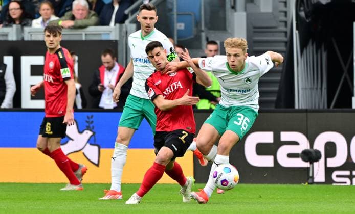 28 04 2024 Soccer Season 2023 2024 2 Soccer Bundesliga 31 Matchday SV Wehen Wiesbaden SVWW SpVgg Greuther Fürth Kleeblatt Sportfoto Zink MeZi xmexzix DFL regulations prohibit any use of photographs as image sequences and or quasi video only for editorial use Robin Heußer Heusser 7, SV Wehen 1926 Wiesbaden SVWW, left Philipp Müller 34, SpVgg Greuther Fürth
