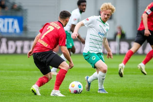 Robin Heußer SV Wehen Wiesbaden, 7 in duel with Jomaine Consbruch SpVgg Greuther Fuerth, 14 , GER, SV Wehen Wiesbaden vs SpVgg Greuther Fuerth, Soccer, 2 Bundesliga, Matchday 31, Season 2023 2024, 28 04 2024 DFL REGULATES PROHIBIT ANY USE OF PHOTOGRAPHS AS IMAGE SEQUENCES AND OR QUASI VIDEO GER, SV Wehen Wiesbaden vs SpVgg Greuther Fuerth, Football, 2 Bundesliga, Matchday 31, Season 2023 2024, 28 04 2024 Wiesbaden Copyright: xEibner-Pressefoto FlorianxWieganx EP_FWD