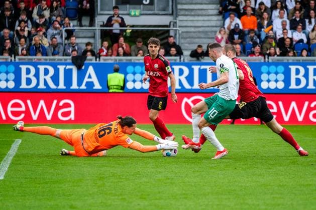 Florian Stritzel SV Wehen Wiesbaden, 16 , Branimir Hrgota SpVgg Greuther Fuerth, 10 , Aleksandar Vukotic SV Wehen Wiesbaden, 26 , GER, SV Wehen Wiesbaden vs SpVgg Greuther Fuerth, Soccer, 2 Bundesliga, Matchday 31, Season 2023 2024, 28 04 2024 DFL REGULATES PROHIBIT ANY USE OF PHOTOGRAPHS AS IMAGE SEQUENCES AND OR QUASI VIDEO GER, SV Wehen Wiesbaden vs SpVgg Greuther Fuerth, Football, 2 Bundesliga, Matchday 31, Season 2023 2024, 28 04 2024 Wiesbaden Copyright: xEibner-Pressefoto FlorianxWieganx EP_FWD
