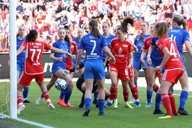 DEU, Region, Women, 1 FC Union vs Hertha BSC 28 04 2024, Stadion Alte Foersterei, Berlin, DEU, Region, Women, 1 FC Union vs Hertha BSC im Bild Torraumgewusel DFL regulations prohibit any use of Photographs as image sequences and or quasi video Foto Juergen Engler nordphoto GmbH nordphotoxGmbHx xEngler nph00076