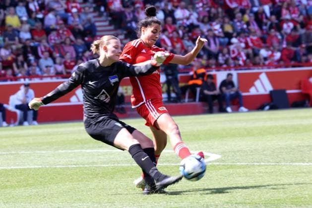 DEU, Region, Women, 1 FC Union vs Hertha BSC 28 04 2024, Stadion Alte Foersterei, Berlin, DEU, Region, Women, 1 FC Union vs Hertha BSC im Bild Sarah Abu Sabbah 1 FC Union Berlin 16 , EMMA REIMANN Hertha BSC Frauen 12 DFL regulations prohibit any use of Photographs as image sequences and or quasi video Foto Juergen Engler nordphoto GmbH nordphotoxGmbHx xEngler nph00076