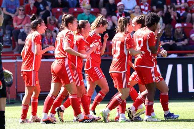 DEU, Region, Women, 1 FC Union vs Hertha BSC 28 04 2024, Stadion Alte Foersterei, Berlin, DEU, Region, Women, 1 FC Union vs Hertha BSC im Bild 2 0 durch Sarah Abu Sabbah 1 FC Union Berlin 16 , Unioner Spielerkreis DFL regulations prohibit any use of Photographs as image sequences and or quasi video Foto Juergen Engler nordphoto GmbH nordphotoxGmbHx xEngler nph00076