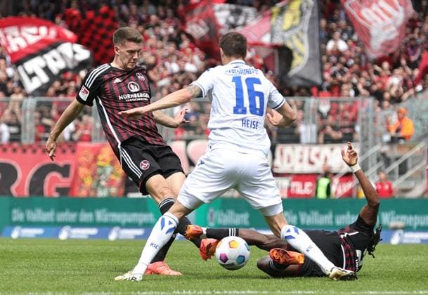 28 04 2024 Soccer Season 2023 2024 2 Soccer Bundesliga 31 Matchday 1 FC Nürnberg FCN Club Karlsruher SC KSC Sportfoto Zink DaMa xdaxmax DFL regulations prohibit any use of photographs as image sequences and or quasi video only for editorial use Florian Flick 6, 1 FC Nürnberg FCN mit Torschuss gg Philip Heise 16, Karlsruher SC KSC