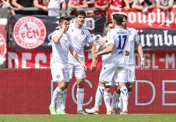 28 04 2024 Soccer Season 2023 2024 2 Soccer Bundesliga 31 Matchday 1 FC Nürnberg FCN Club Karlsruher SC KSC Sportfoto Zink DaMa xdaxmax DFL regulations prohibit any use of photographs as image sequences and or quasi video only for editorial use Jubel Freude Torjubel nach Tor zum 0 1 Igor Matanovic 9, Karlsruher SC KSC und Mannschaft Team jubelt freut sich Torschütze Igor Matanovic 9, Karlsruher SC KSC