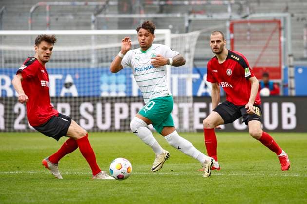 28 04 2024, xavx, Soccer 2 Bundesliga, SV Wehen Wiesbaden SpVgg Greuther Fuerth emspor, v l Gino Fechner SV Wehen Wiesbaden , Armindo Sieb SpVgg Greuther Fürth , Aleksandar Vukotic SV Wehen Wiesbaden DFL DFB REGULATIONS PROHIBIT ANY USE OF PHOTOGRAPHS as IMAGE SEQUENCES and or QUASI VIDEO Wiesbaden