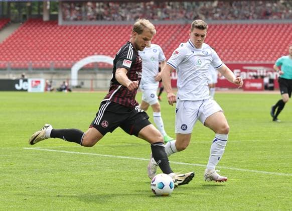 28 04 2024 Soccer Season 2023 2024 2 Soccer Bundesliga 31 Matchday 1 FC Nürnberg FCN Club Karlsruher SC KSC Sportfoto Zink DaMa xdaxmax DFL regulations prohibit any use of photographs as image sequences and or quasi video only for editorial use Sebastian Andersson 20, 1 FC Nürnberg FCN Marcel Beifus 4, Karlsruher SC KSC