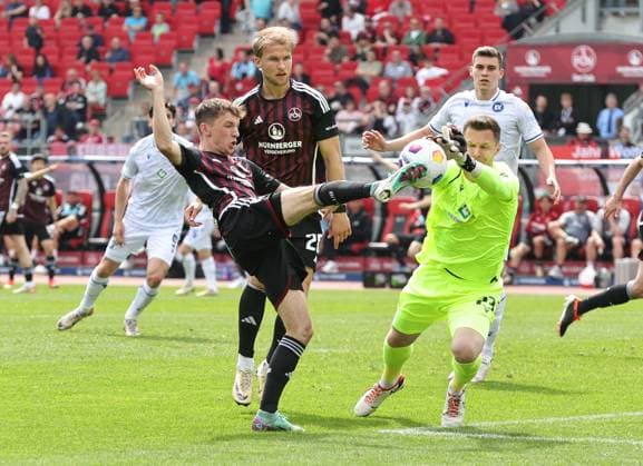 28 04 2024 Soccer Season 2023 2024 2 Soccer Bundesliga 31 Matchday 1 FC Nürnberg FCN Club Karlsruher SC KSC Sportfoto Zink DaMa xdaxmax DFL regulations prohibit any use of photographs as image sequences and or quasi video only for editorial use Benjamin Goller 14, 1 FC Nürnberg FCN Patrick Drewes 23, Karlsruher SC KSC