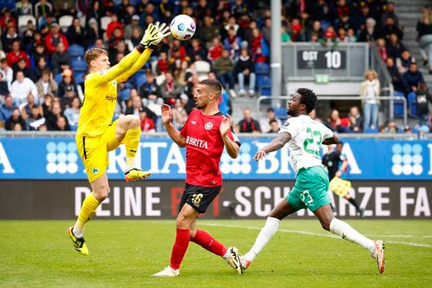 28 04 2024, xavx, Soccer 2 Bundesliga, SV Wehen Wiesbaden SpVgg Greuther Fuerth emspor, f l Goalkeeper Jonas Urbig SpVgg Greuther Fürth , Ivan Prtajin SV Wehen Wiesbaden , Gideon Jung SpVgg Greuther Fürth DFL DFB REGULATIONS PROHIBIT ANY USE OF PHOTOGRAPHS as IMAGE SEQUENCES and or QUASI VIDEO Wiesbaden