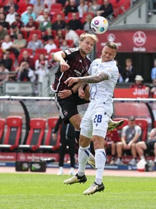 28 04 2024 Soccer Season 2023 2024 2 Soccer Bundesliga 31 Matchday 1 FC Nürnberg FCN Club Karlsruher SC KSC Sportfoto Zink DaMa xdaxmax DFL regulations prohibit any use of photographs as image sequences and or quasi video only for editorial use Sebastian Andersson 20, 1 FC Nürnberg FCN in header duel with Marcel Franke 28, Karlsruher SC KSC