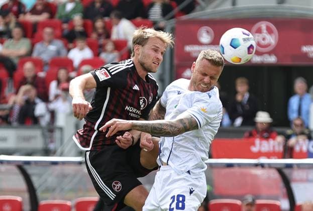 28 04 2024 Soccer Season 2023 2024 2 Soccer Bundesliga 31 Matchday 1 FC Nürnberg FCN Club Karlsruher SC KSC Sportfoto Zink DaMa xdaxmax DFL regulations prohibit any use of photographs as image sequences and or quasi video only for editorial use Sebastian Andersson 20, 1 FC Nürnberg FCN in header duel with Marcel Franke 28, Karlsruher SC KSC