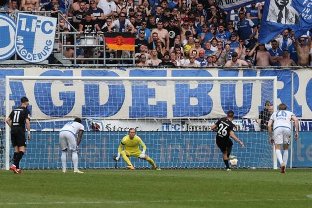 Scorer Dave Gnaase VfL Osnabrück,26 scores from the penalty spot for 1 1 2 Soccer Bundesliga Season 2023 2024 1 FC Magdeburg vs VfL Osnabrück at the MDCC Arena in Magdeburg Action,Soccer,Man,Men,Germany,28 04 2024