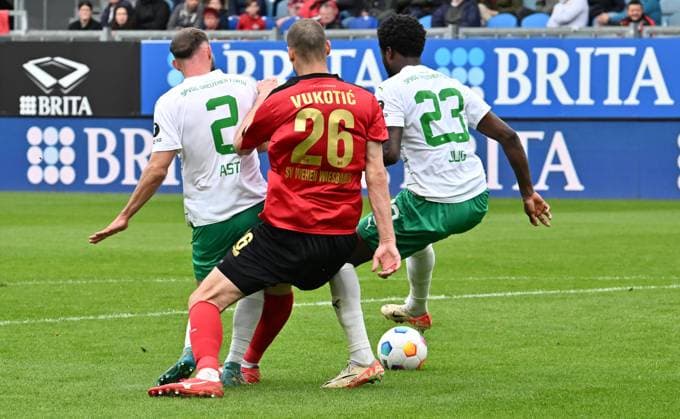 28 04 2024 Soccer Season 2023 2024 2 Soccer Bundesliga 31 Matchday SV Wehen Wiesbaden SVWW SpVgg Greuther Fürth Kleeblatt Sportfoto Zink xwoxzix DFL regulations prohibit any use of photographs as image sequences and or quasi video only for editorial use Simon Asta 2, SpVgg Greuther Fürth Aleksandar Vukotic 26, SV Wehen 1926 Wiesbaden SVWW Scene to penalty kick penalty kick