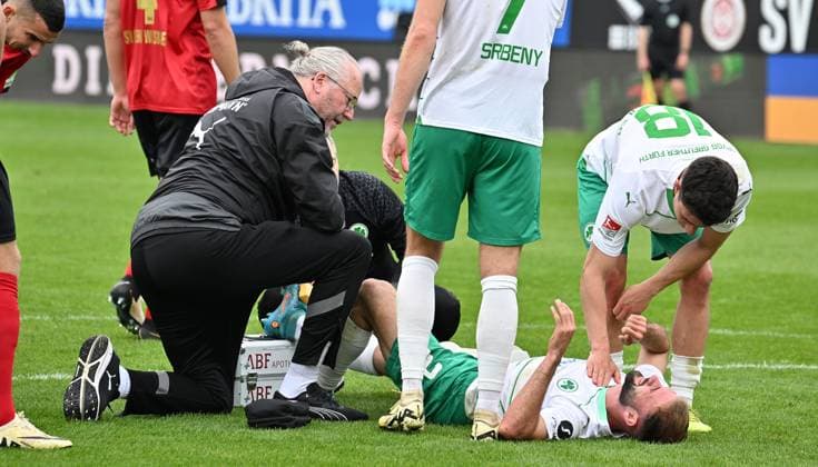 28 04 2024 Soccer Season 2023 2024 2 Soccer Bundesliga 31 Matchday SV Wehen Wiesbaden SVWW SpVgg Greuther Fürth Kleeblatt Sportfoto Zink xwoxzix DFL regulations prohibit any use of photographs as image sequences and or quasi video only for editorial use Simon Asta 2, SpVgg Greuther Fürth battered on the ground Dr Ekkehardt Templer team doctor SpVgg Greuther Fürth treated