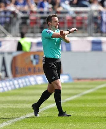28 04 2024 Soccer Season 2023 2024 2 Soccer Bundesliga 31 Matchday 1 FC Nürnberg FCN Club Karlsruher SC KSC Sportfoto Zink DaMa xdaxmax DFL regulations prohibit any use of photographs as image sequences and or quasi video only for editorial use Lukas Benen Referee gestures after video evidence that no penalty kick for FCN is taken due to a handball takes back decision