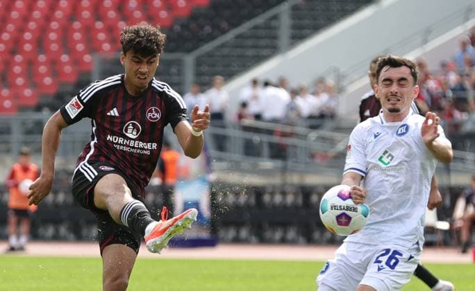 28 04 2024 Soccer season 2023 2024 2 Soccer Bundesliga 31 Matchday 1 FC Nürnberg FCN Club Karlsruher SC KSC Sportfoto Zink DaMa xdaxmax DFL regulations prohibit any use of photographs as image sequences and or quasi video only for editorial use Nathaniel Brown 27, 1 FC Nürnberg FCN with goal shot of Paul Nebel 26, Karlsruher SC KSC jumps to the hand shoots