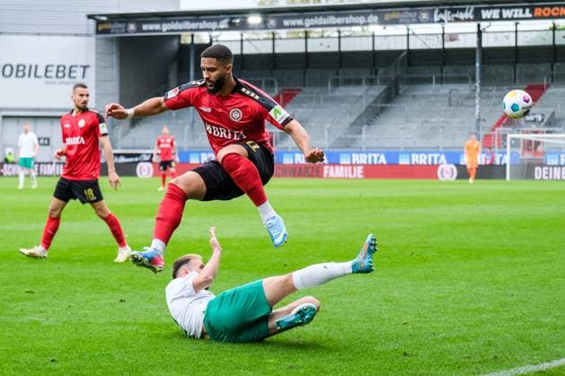 Keanan Bennetts SV Wehen Wiesbaden, 11 in duel with Armindo Sieb SpVgg Greuther Fuerth, 30 , GER, SV Wehen Wiesbaden vs SpVgg Greuther Fuerth, Soccer, 2 Bundesliga, Matchday 31, Season 2023 2024, 28 04 2024 DFL REGULATES PROHIBIT ANY USE OF PHOTOGRAPHS AS IMAGE SEQUENCES AND OR QUASI VIDEO GER, SV Wehen Wiesbaden vs SpVgg Greuther Fuerth, Football, 2 Bundesliga, Matchday 31, Season 2023 2024, 28 04 2024 Wiesbaden Copyright: xEibner-Pressefoto FlorianxWieganx EP_FWD