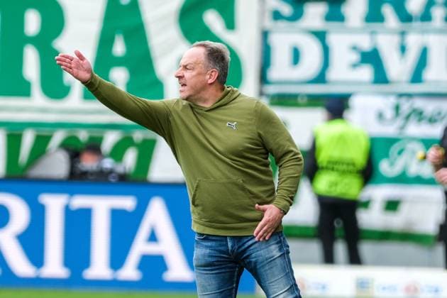 Alexander Zorniger SpVgg Greuther Fuerth, Coach gestures, facial expressions, emotions, GER, SV Wehen Wiesbaden vs SpVgg Greuther Fuerth, Football, 2 Bundesliga, Matchday 31, Season 2023 2024, 28 04 2024 DFL REGULATES PROHIBIT ANY USE OF PHOTOGRAPHS AS IMAGE SEQUENCES AND OR QUASI VIDEO GER, SV Wehen Wiesbaden vs SpVgg Greuther Fuerth, Football, 2 Bundesliga, Matchday 31, Season 2023 2024, 28 04 2024 Wiesbaden Copyright: xEibner-Pressefoto FlorianxWieganx EP_FWD