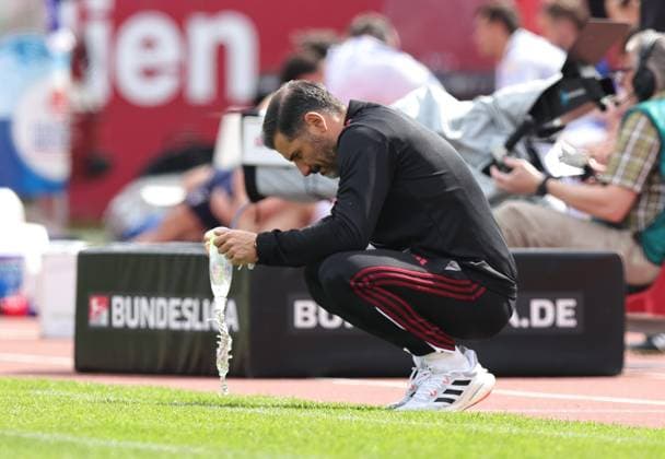 28 04 2024 Soccer Season 2023 2024 2 Soccer Bundesliga 31 Matchday 1 FC Nürnberg FCN Club Karlsruher SC KSC Sportfoto Zink DaMa xdaxmax DFL regulations prohibit any use of photographs as image sequences and or quasi video only for editorial use Cristian Fiel Trainer 1 FC Nürnberg FCN kneels disappointed Disappointment on the sidelines and empties water bottle