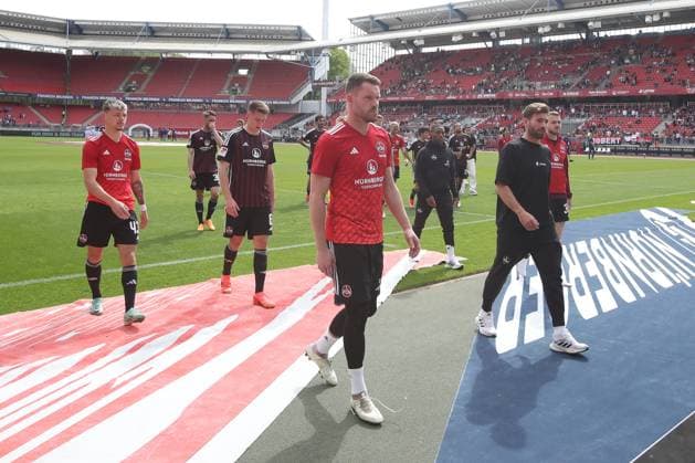 28 04 2024 Soccer Season 2023 2024 2 Soccer Bundesliga 31 Matchday 1 FC Nürnberg FCN Club Karlsruher SC KSC Sportfoto Zink DaMa xdaxmax DFL regulations prohibit any use of photographs as image sequences and or quasi video only for editorial use Mannschaft Team des FCN enttäuscht Disappointment after the end of the game on the way to the Clubfan Clubfans FCN Fans Fans