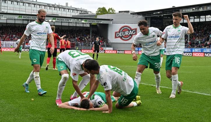 28 04 2024 Soccer Season 2023 2024 2 Soccer Bundesliga 31 Matchday SV Wehen Wiesbaden SVWW SpVgg Greuther Fürth Kleeblatt Sportfoto Zink xwoxzix DFL regulations prohibit any use of photographs as image sequences and or quasi video only for editorial use Torjubel Jubel Freude nach Treffer Tor Torschuß zum 3 5 durch Branimir Hrgota 10 SpVgg Greuther Fürth