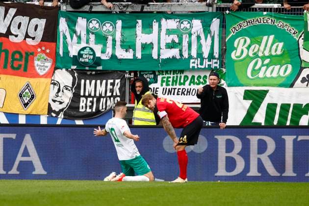 28 04 2024, xavx, Fussball 2 Bundesliga, SV Wehen Wiesbaden SpVgg Greuther Fuerth emspor, v l Branimir Hrgota SpVgg Greuther Fürth celebrate the goal, Der Torjubel zum 3 5 DFL DFB REGULATIONS PROHIBIT ANY USE OF PHOTOGRAPHS as IMAGE SEQUENCES and or QUASI VIDEO Wiesbaden