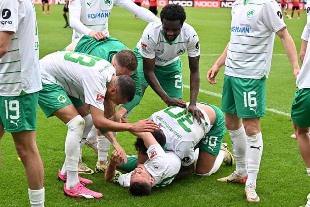 28 04 2024 Soccer Season 2023 2024 2 Soccer Bundesliga 31 Matchday SV Wehen Wiesbaden SVWW SpVgg Greuther Fürth Kleeblatt Sportfoto Zink xwoxzix DFL regulations prohibit any use of photographs as image sequences and or quasi video only for editorial use Torjubel Jubel Freude nach Treffer Tor Torschuß zum 3 5 durch Branimir Hrgota 10 SpVgg Greuther Fürth