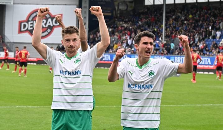 28 04 2024 Soccer Season 2023 2024 2 Soccer Bundesliga 31 Matchday SV Wehen Wiesbaden SVWW SpVgg Greuther Fürth Kleeblatt Sportfoto Zink xwoxzix DFL regulations prohibit any use of photographs as image sequences and or quasi video only for editorial use Lukas Petkov 16, SpVgg Greuther Fürth Marco Meyerhöfer Meyerhoefer 18, SpVgg Greuther Fürth Jubel Freude nach Spielende