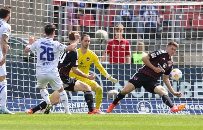 28 04 2024 Soccer Season 2023 2024 2 Soccer Bundesliga 31 Matchday 1 FC Nürnberg FCN Club Karlsruher SC KSC Sportfoto Zink DaMa xdaxmax DFL regulations prohibit any use of photographs as image sequences and or quasi video only for editorial use Paul Nebel 26, Karlsruher SC KSC mit Torschuss gg Finn Jeltsch 44, 1 FC Nürnberg FCN Florian Flick 6, 1 FC Nürnberg FCN