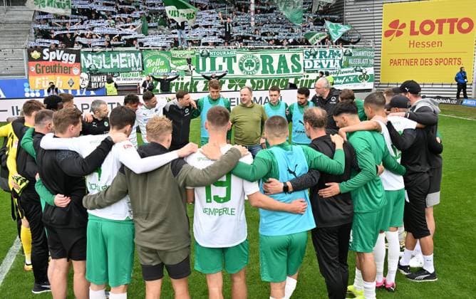 28 04 2024 Soccer Season 2023 2024 2 Soccer Bundesliga 31 Matchday SV Wehen Wiesbaden SVWW SpVgg Greuther Fürth Kleeblatt Sportfoto Zink xwoxzix DFL regulations prohibit any use of photographs as image sequences and or quasi video only for editorial use Alexander Zorniger Trainer SpVgg Greuther Fürth speaks to Mannschaft Team after end of match Team Circle Team Team Kleeblattfans Fans Fanblock