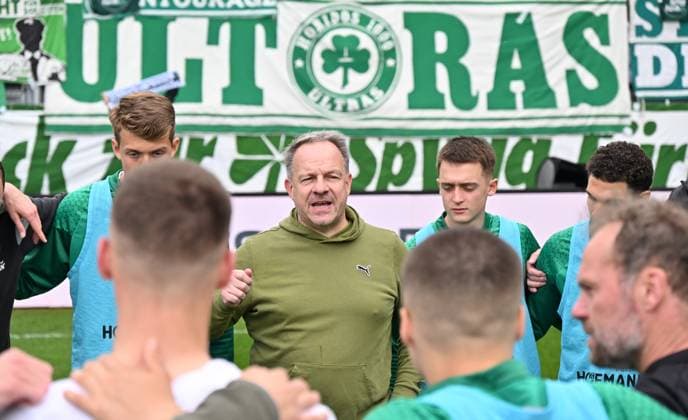 28 04 2024 Soccer Season 2023 2024 2 Soccer Bundesliga 31 Matchday SV Wehen Wiesbaden SVWW SpVgg Greuther Fürth Kleeblatt Sportfoto Zink xwoxzix DFL regulations prohibit any use of photographs as image sequences and or quasi video only for editorial use Alexander Zorniger Trainer SpVgg Greuther Fürth speaks to Mannschaft Team after end of match Teamkreis Mannschaft Team