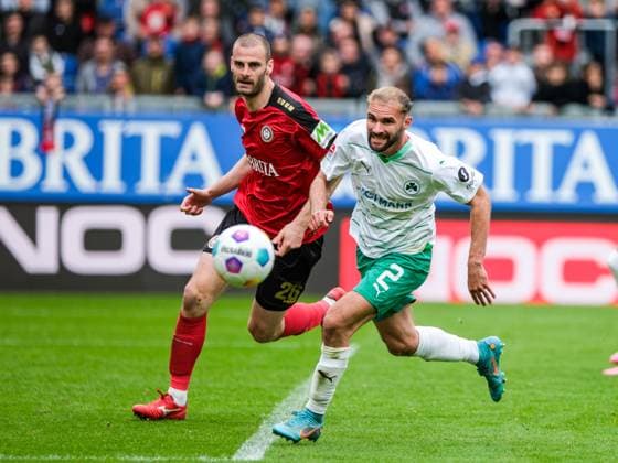 Aleksandar Vukotic SV Wehen Wiesbaden, 26 in duel with Simon Asta SpVgg Greuther Fuerth, 02 , GER, SV Wehen Wiesbaden vs SpVgg Greuther Fuerth, Soccer, 2 Bundesliga, Matchday 31, Season 2023 2024, 28 04 2024 DFL REGULATES PROHIBIT ANY USE OF PHOTOGRAPHS AS IMAGE SEQUENCES AND OR QUASI VIDEO GER, SV Wehen Wiesbaden vs SpVgg Greuther Fuerth, Football, 2 Bundesliga, Matchday 31, Season 2023 2024, 28 04 2024 Wiesbaden Copyright: xEibner-Pressefoto FlorianxWieganx EP_FWD