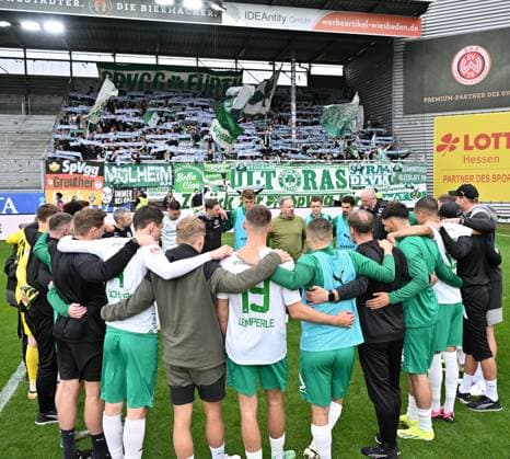 28 04 2024 Soccer Season 2023 2024 2 Soccer Bundesliga 31 Matchday SV Wehen Wiesbaden SVWW SpVgg Greuther Fürth Kleeblatt Sportfoto Zink xwoxzix DFL regulations prohibit any use of photographs as image sequences and or quasi video only for editorial use Alexander Zorniger Trainer SpVgg Greuther Fürth speaks to Mannschaft Team after end of match Teamkreis Mannschaft Team