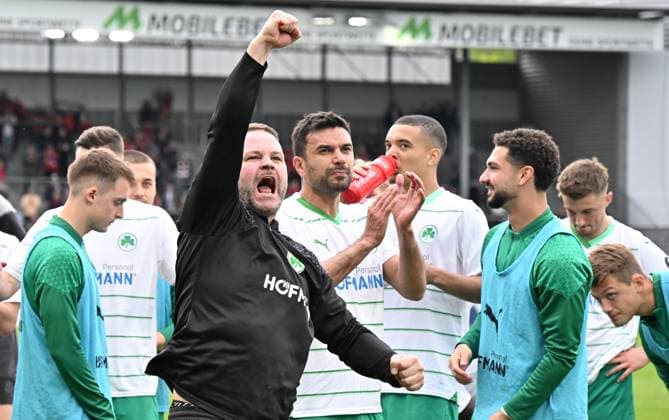 28 04 2024 Soccer Season 2023 2024 2 Soccer Bundesliga 31 Matchday SV Wehen Wiesbaden SVWW SpVgg Greuther Fürth Kleeblatt Sportfoto Zink xwoxzix DFL regulations prohibit any use of photographs as image sequences and or quasi video only for editorial use Daniel Wiegand Team Coordinator Zeugwart SpVgg Greuther Fürth clenches fists cheers joy after end of match