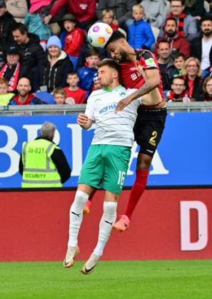28 04 2024 Soccer Season 2023 2024 2 Soccer Bundesliga 31 Matchday SV Wehen Wiesbaden SVWW SpVgg Greuther Fürth Kleeblatt Sportfoto Zink MeZi xmexzix DFL regulations prohibit any use of photographs as image sequences and or quasi video only for editorial use Lukas Petkov 16, SpVgg Greuther Fürth Martin Angha 2, SV Wehen 1926 Wiesbaden SVWW, right in header duel with