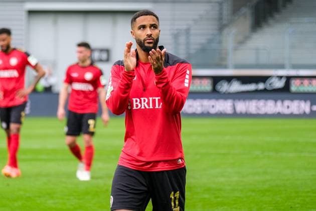 Keanan Bennetts SV Wehen Wiesbaden, 11 is disappointed about the defeat and thanks the fans, GER, SV Wehen Wiesbaden vs SpVgg Greuther Fuerth, Football, 2 Bundesliga, Matchday 31, Season 2023 2024, 28 04 2024 DFL REGULATES PROHIBIT ANY USE OF PHOTOGRAPHS AS IMAGE SEQUENCES AND OR QUASI VIDEO GER, SV Wehen Wiesbaden vs SpVgg Greuther Fuerth, Football, 2 Bundesliga, Matchday 31, Season 2023 2024, 28 04 2024 Wiesbaden Copyright: xEibner-Pressefoto FlorianxWieganx EP_FWD