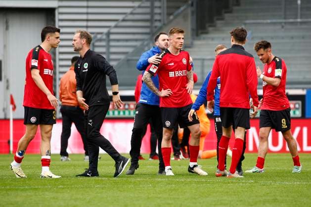28 04 2024, xavx, Fussball 2 Bundesliga, SV Wehen Wiesbaden SpVgg Greuther Fuerth emspor, v l John Iredale SV Wehen Wiesbaden , Franko Kovacevic SV Wehen Wiesbaden , Thijmen Goppel SV Wehen Wiesbaden enttaeuscht, enttaeuscht schauend, dissapointed DFL DFB REGULATIONS PROHIBIT ANY USE OF PHOTOGRAPHS as IMAGE SEQUENCES and or QUASI VIDEO Wiesbaden