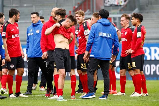 28 04 2024, xavx, Fußball 2 Bundesliga, SV Wehen Wiesbaden SpVgg Greuther Fuerth emspor, v l Marcus Mathisen SV Wehen Wiesbaden enttaeuscht, enttaeuscht Blickend, dissapointed, sauer, wütend DFLB DFB REGULATIONS PROHIBIT ANY USE OF PHOTOGRAPHS as IMAGE SEQUENCES and or QUASI VIDEO Wiesbaden