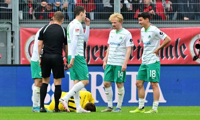 28 04 2024 Soccer Season 2023 2024 2 Soccer Bundesliga 31 Matchday SV Wehen Wiesbaden SVWW SpVgg Greuther Fürth Kleeblatt Sportfoto Zink MeZi xmexzix DFL regulations prohibit any use of photographs as image sequences and or quasi video only for editorial use Jonas Urbig 40, SpVgg Greuther Fürth battered on the ground head