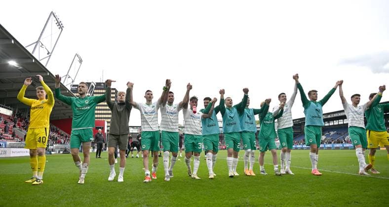 28 04 2024 Soccer Season 2023 2024 2 Soccer Bundesliga 31 Matchday SV Wehen Wiesbaden SVWW SpVgg Greuther Fürth Kleeblatt Sportfoto Zink xwoxzix DFL regulations prohibit any use of photographs as image sequences and or quasi video only for editorial use Jubel Freude Jubelkette Fürth nach Spielende