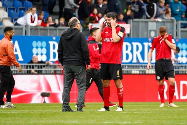 28 04 2024, xavx, Soccer 2 Bundesliga, SV Wehen Wiesbaden SpVgg Greuther Fuerth emspor, v l Nico Schaefer, Managing Director Sport, Marketing and Communication SV Wehen Wiesbaden discusses with Sascha Mockenhaupt SV Wehen Wiesbaden DFL DFB REGULATIONS PROHIBIT ANY USE OF PHOTOGRAPHS as IMAGE SEQUENCES and or QUASI VIDEO Wiesbaden