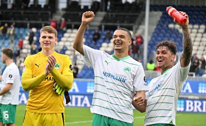 28 04 2024 Soccer Season 2023 2024 2 Soccer Bundesliga 31 Matchday SV Wehen Wiesbaden SVWW SpVgg Greuther Fürth Kleeblatt Sportfoto Zink xwoxzix DFL regulations prohibit any use of photographs as image sequences and or quasi video only for editorial use Jonas Urbig 40, SpVgg Greuther Fürth Maximilian Solomon Dietz 33, SpVgg Greuther Fürth Armindo Sieb 30, SpVgg Greuther Fürth Jubel Freude nach Spielende