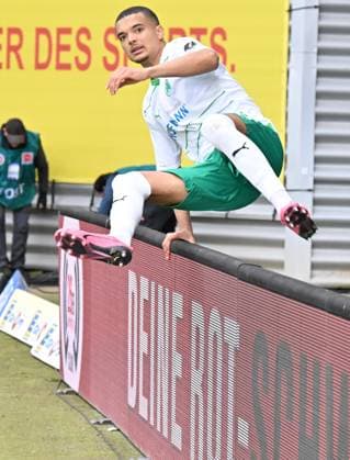 28 04 2024 Soccer Season 2023 2024 2 Soccer Bundesliga 31 Matchday SV Wehen Wiesbaden SVWW SpVgg Greuther Fürth Kleeblatt Sportfoto Zink xwoxzix DFL regulations prohibit any use of photographs as image sequences and or quasi video only for editorial use Maximilian Solomon Dietz 33, SpVgg Greuther Fürth jumps over advertising banner