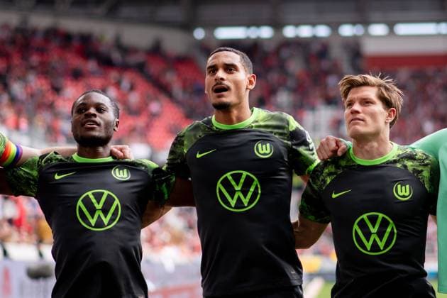 Ridle Baku VfL Wolfsburg, 20 , Maxence Lacroix VfL Wolfsburg, 04 , Kevin Behrens VfL Wolfsburg, 17 celebrate the victory and thank the fans, GER, SC Freiburg SCF vs VfL Wolfsburg WOB , Bundesliga, 31 Matchday, Saison 2023 2024, 27 04 2024 DFB DFL regulations prohibit any use of photographs as image sequences and or quasi video GER, SC Freiburg SCF vs VfL Wolfsburg WOB , Fußball Bundesliga, 31 Spieltag, Saison 2023 2024, 27 04 2024 Freiburg Copyright: xEibner-Pressefoto Memmlerx EP_MMR